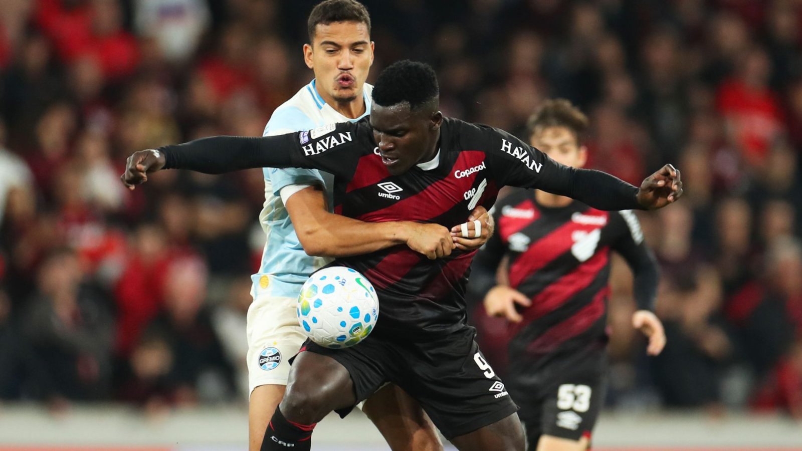 Viveros, artilheiro do Brasileirão, sente o joelho e vira dúvida para o Athletico contra o Grêmio