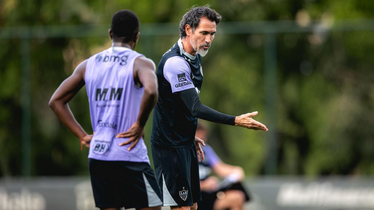 Atlético-MG recupera Tomás Perez e perde Victor Hugo para tentar virar os 2 a 0 do Santos na Arena MRV