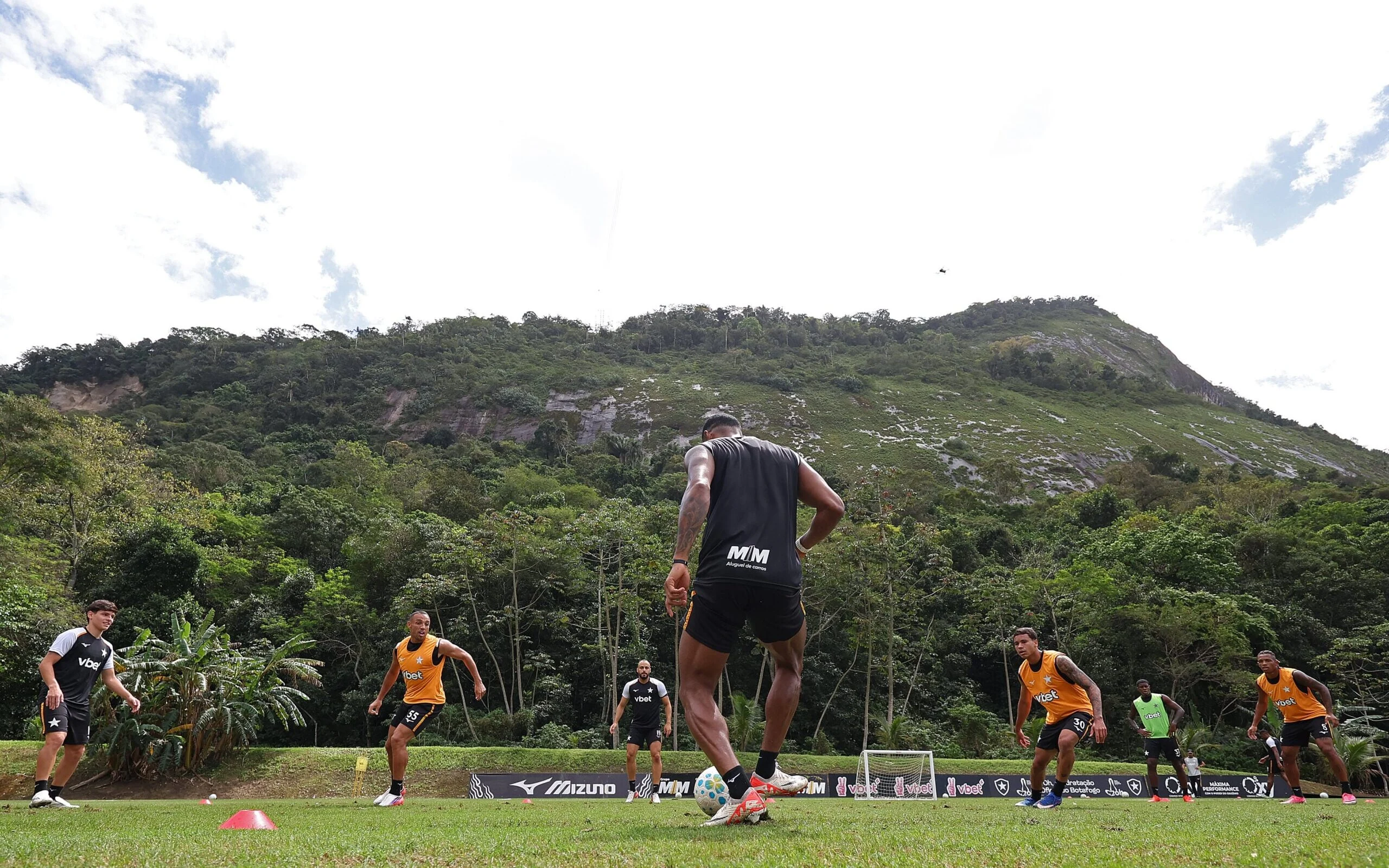 Botafogo chega ao Palmeiras com interino no banco, protesto no CT e o Z4 a cinco pontos