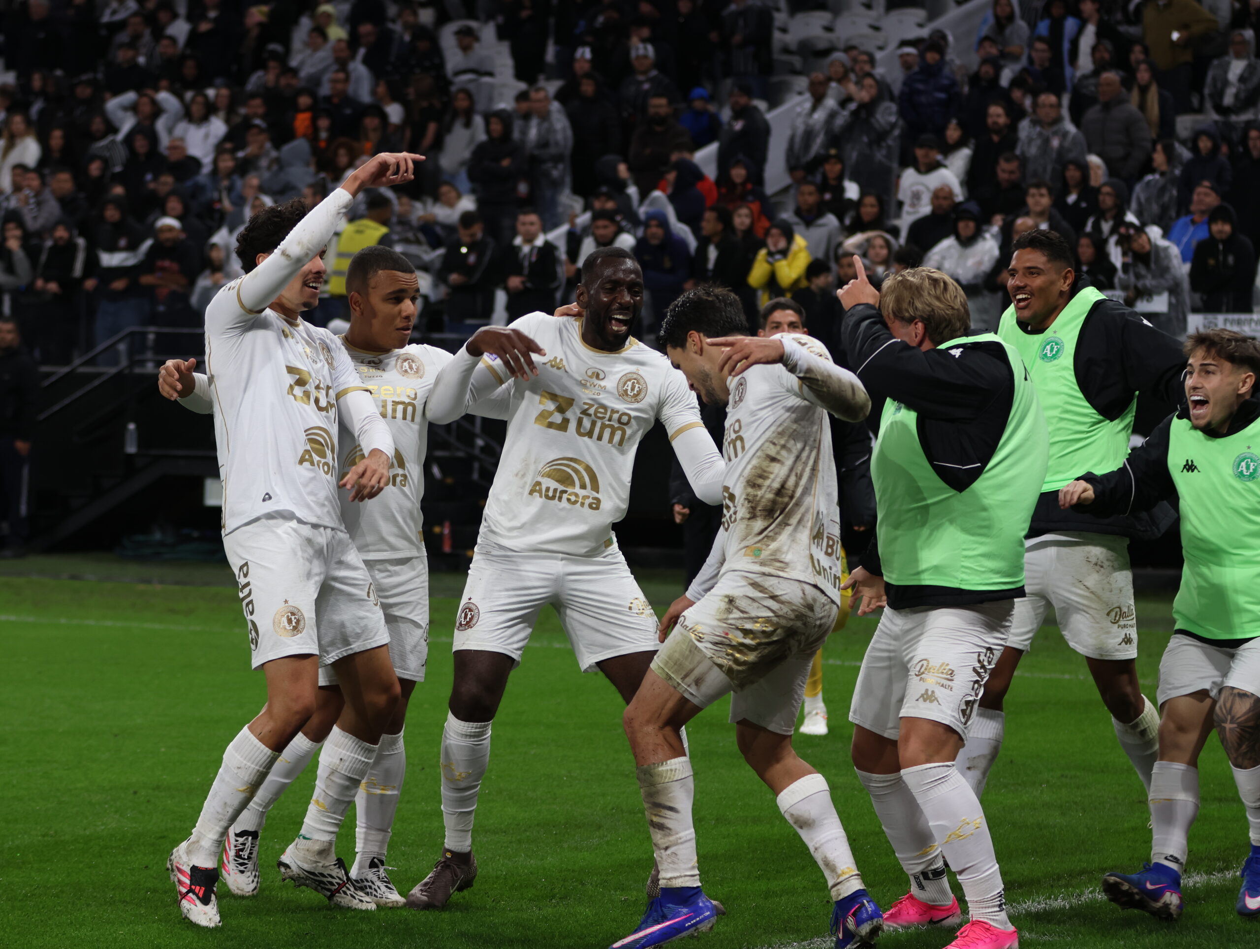Corinthians perde a quarta seguida, agora para a lanterna Chapecoense, e cai para o 11º lugar