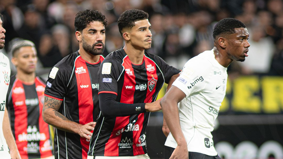 Corinthians empata com o Vitória, chega a nove jogos sem vencer e Seedorf assiste da arquibancada