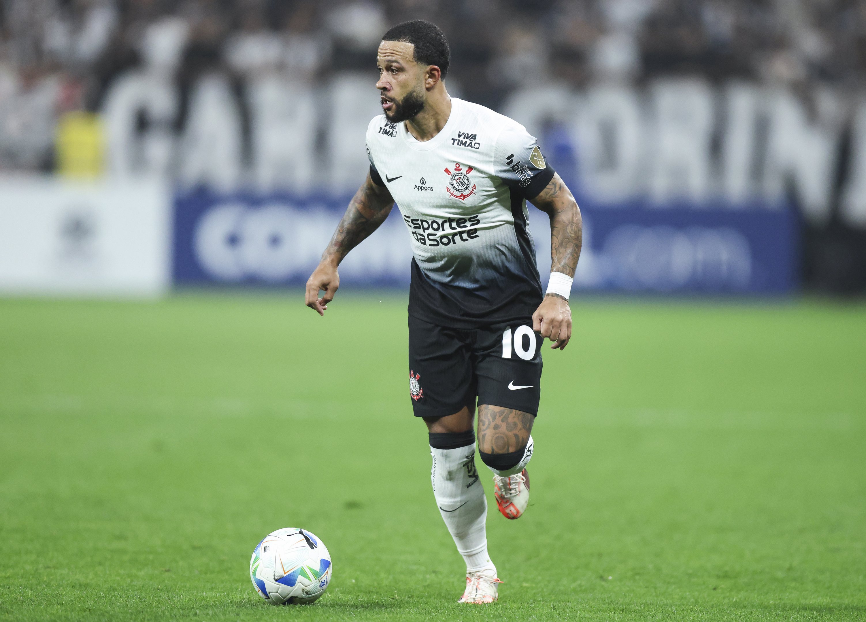 Corinthians mantém Memphis cortando salário e transformando bônus atrasado em dívida parcelada