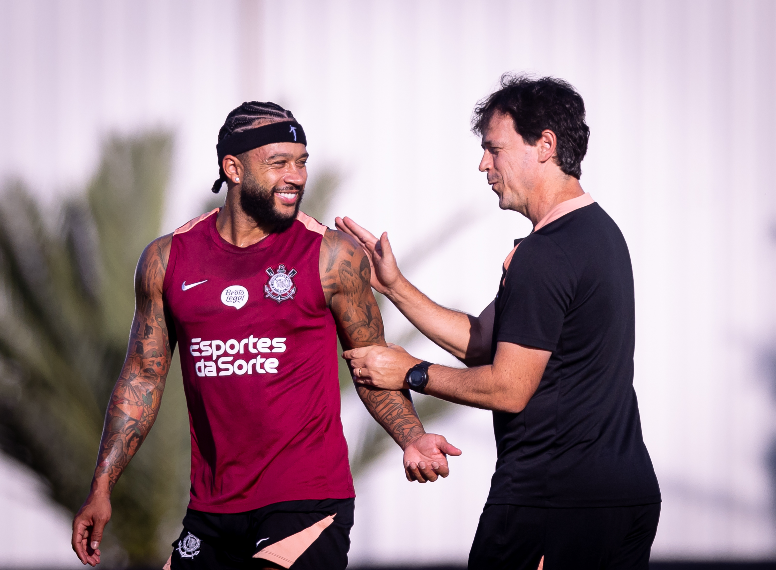 Memphis volta relacionado mas começa no banco, e o Corinthians decide com Pedro Raul na frente