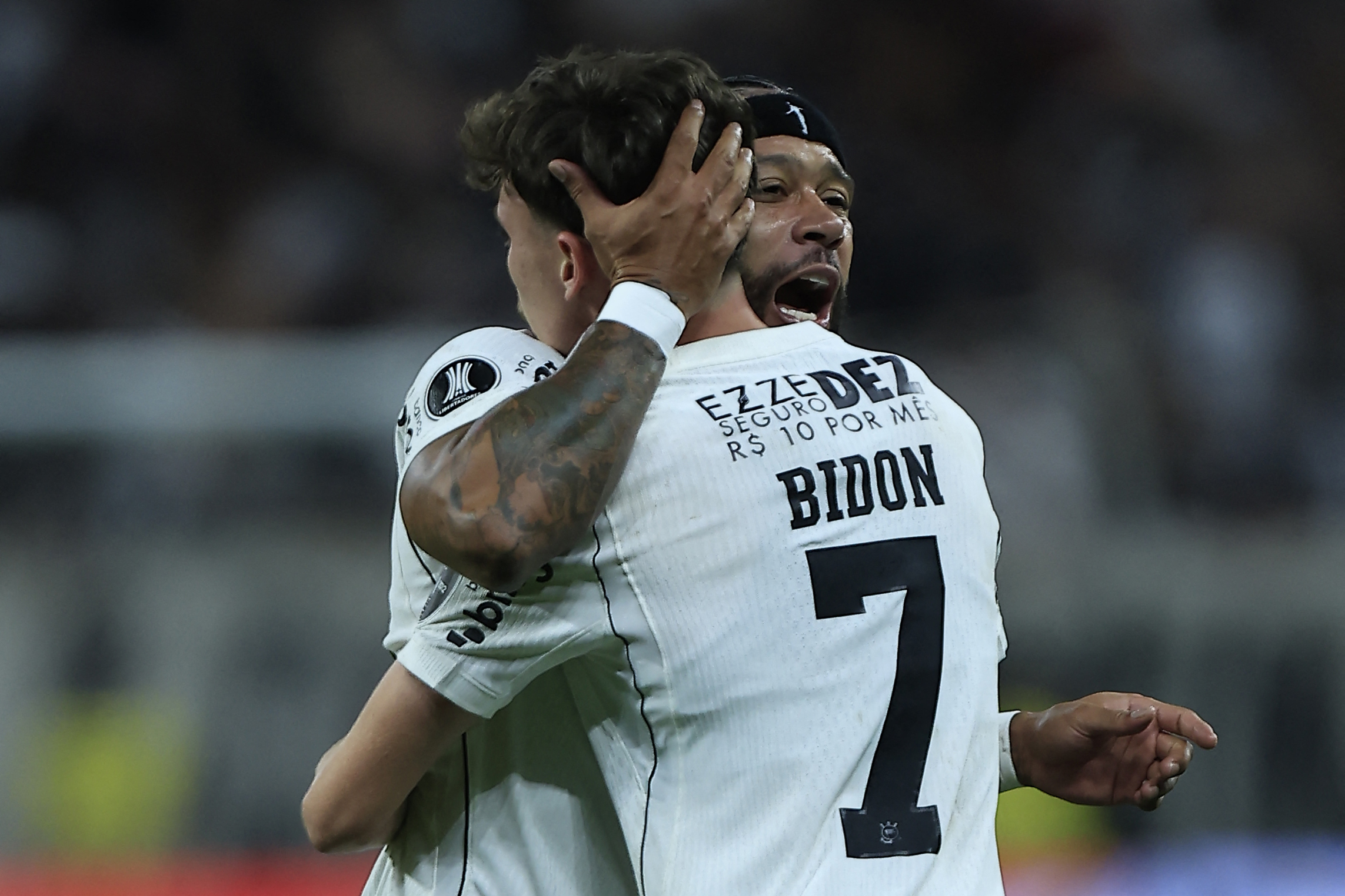 Corinthians vence o Rosario Central com um a menos e vai pegar o Estudiantes nas quartas