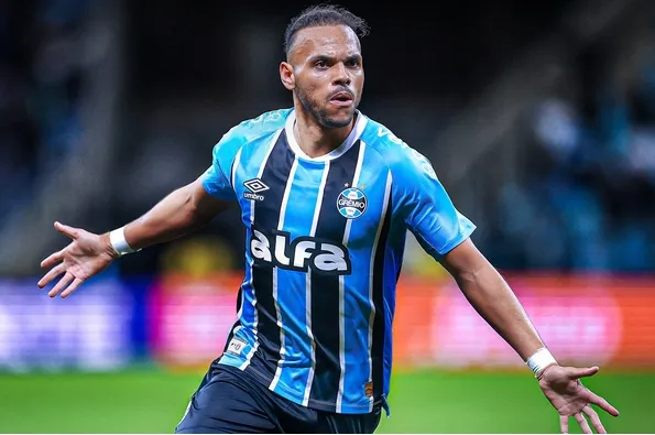 Braithwaite marca nos acréscimos, Grêmio vence a primeira fora de casa e fica a um ponto do Inter