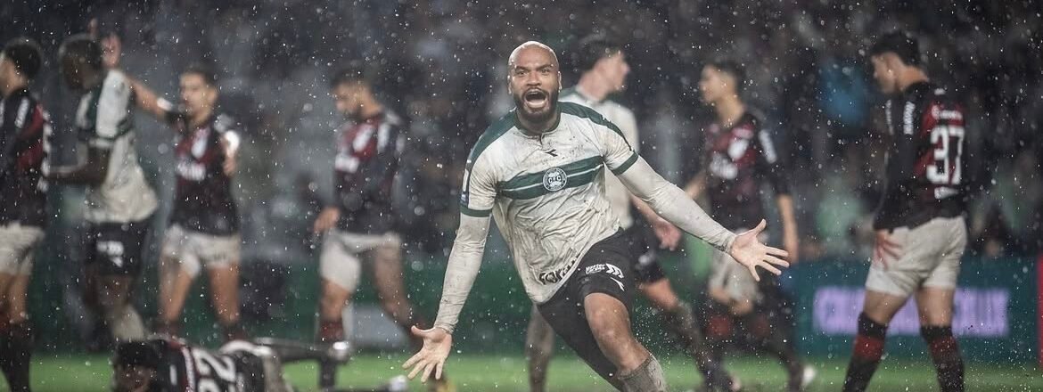 Coritiba busca o 3 a 3 no Atletiba com dois gols de Moledo nos acréscimos e um a menos