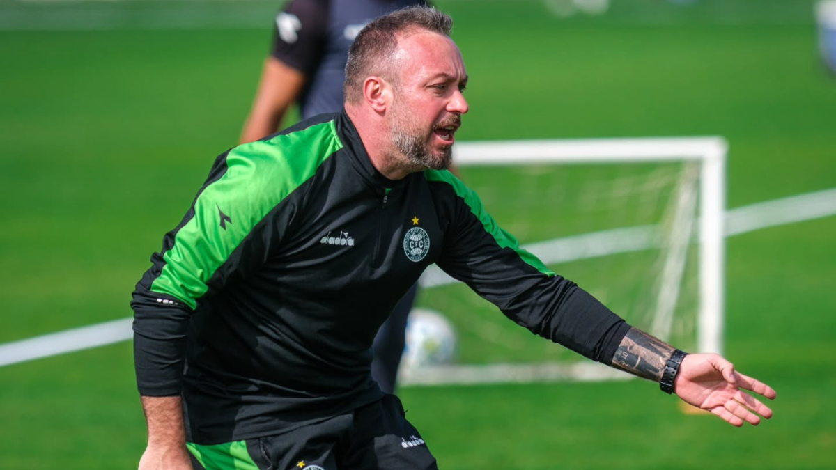 Sem técnico e há sete jogos sem vencer, Coritiba recebe o Vitória no Couto Pereira com o Z4 a três pontos