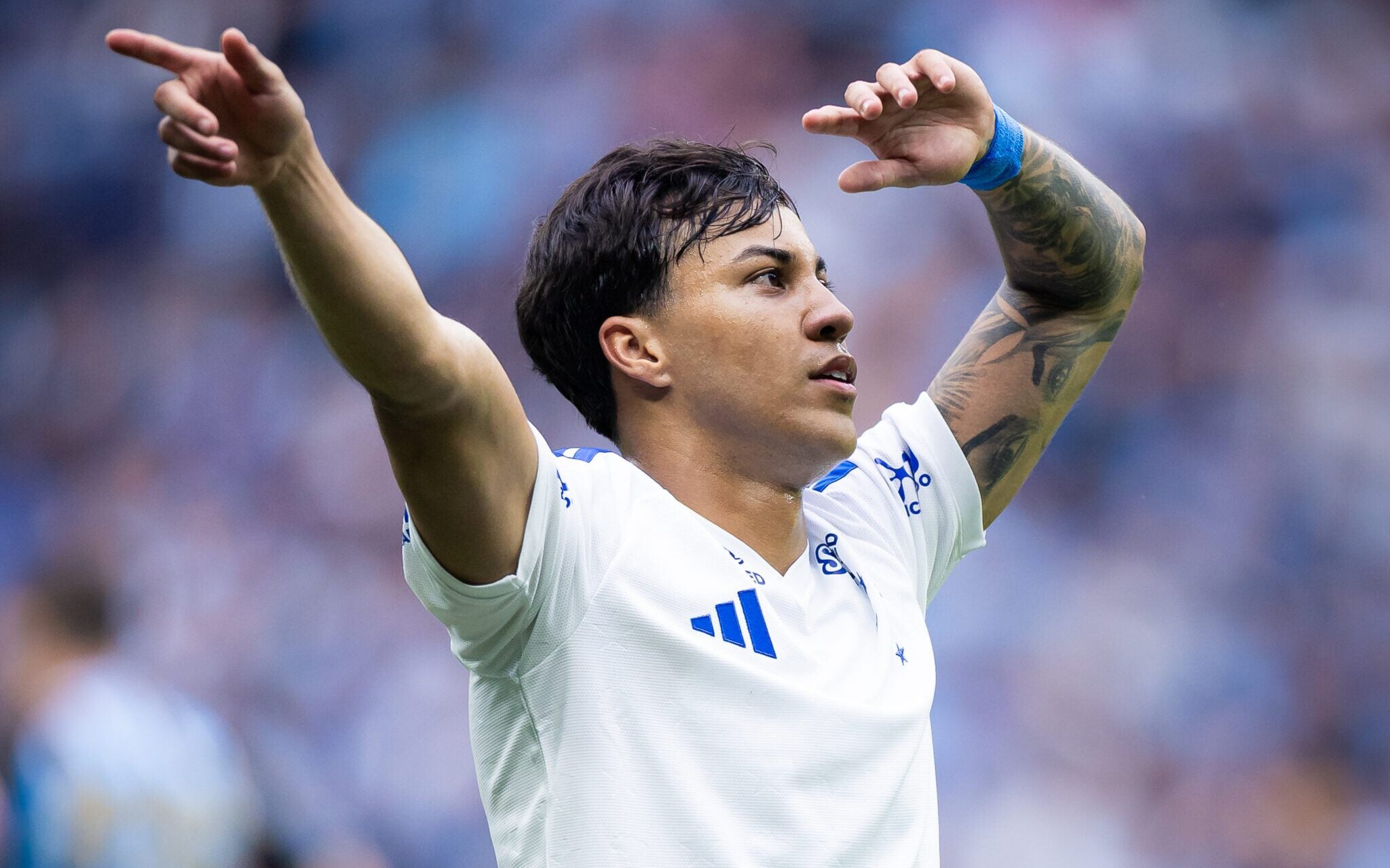 Kaio Jorge faz três, Cruzeiro vira duas vezes sobre o Grêmio e entra no G4