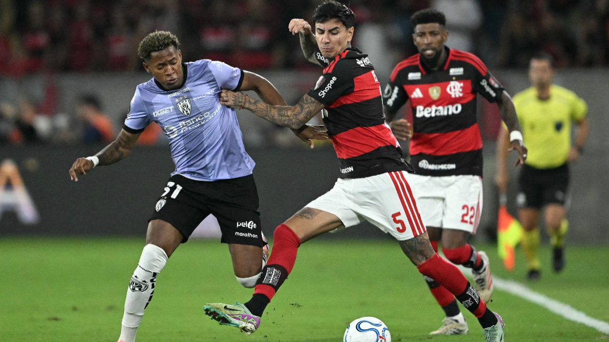 Flamengo empata com o Del Valle com um a menos, avança com 3 a 1 e pega o Estudiantes