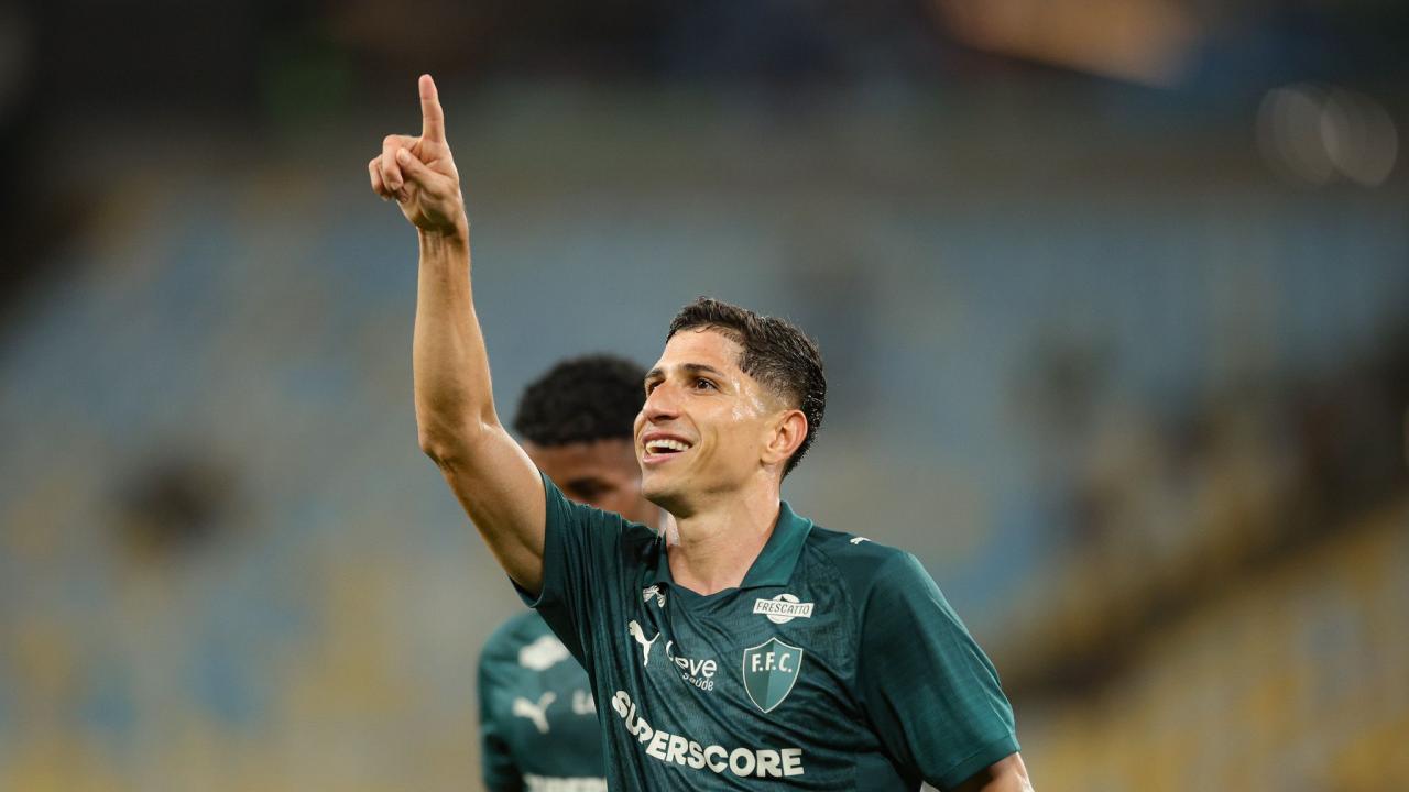 Savarino faz três, Fluminense goleia o Coritiba por 4 a 0 e chega ao Fla-Flu no terceiro lugar