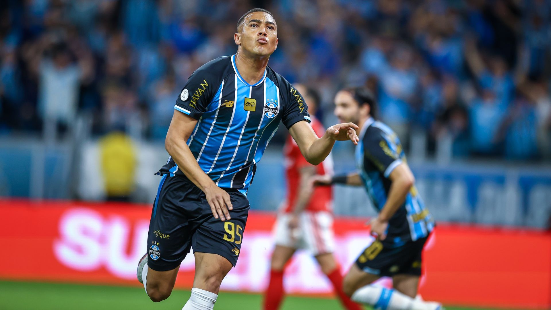 Carlos Vinícius decide o GreNal, Grêmio vence por 3 a 1 e pega o Atlético-MG na semifinal