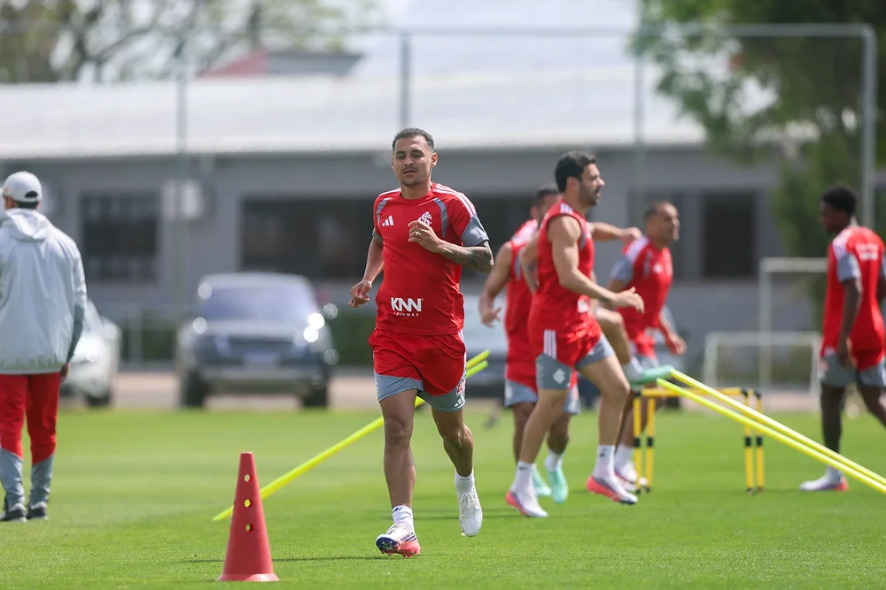Inter recebe o Botafogo no Z4, com quatro suspensos e a volta de Alan Patrick