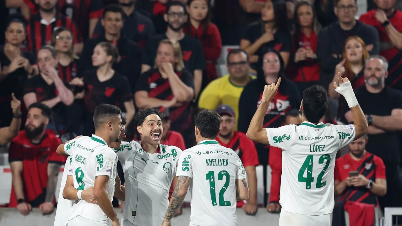 Palmeiras resolve em dez minutos, segura o Athletico com um a menos e dorme na liderança