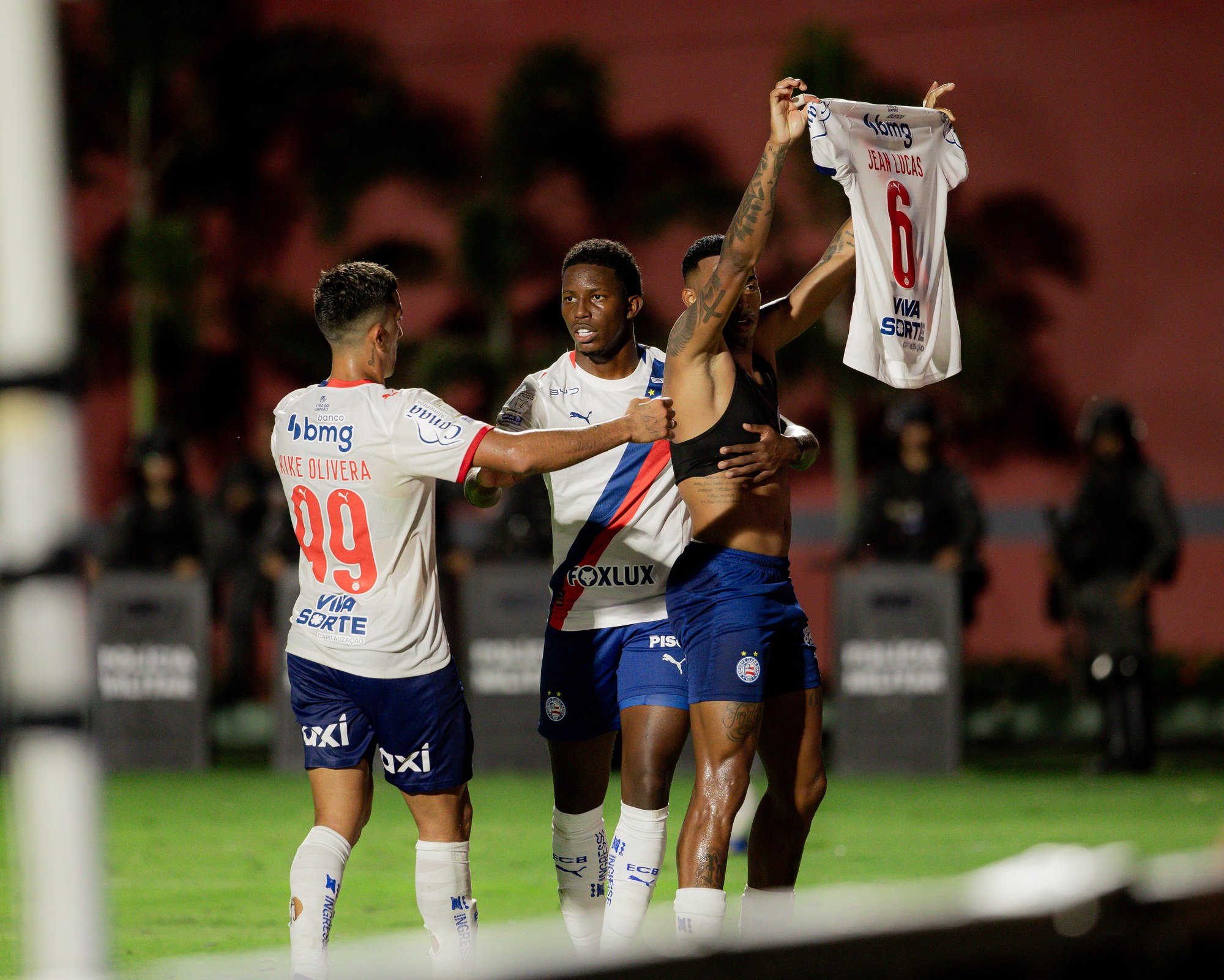 Puma usa a camisa que não rasgou no Ba-Vi para responder ao fiasco dos uniformes na Copa