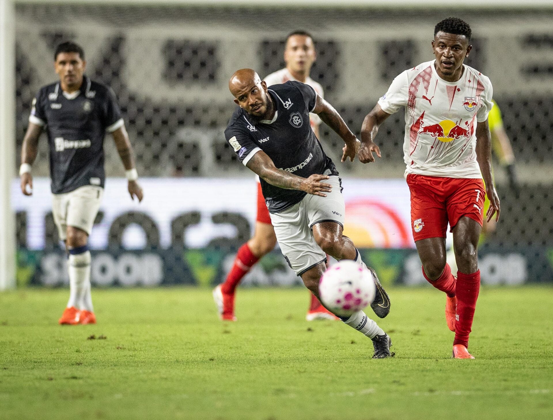 Remo arranca o empate com o Bragantino, mas chega a 11 jogos sem vencer e segue no Z4
