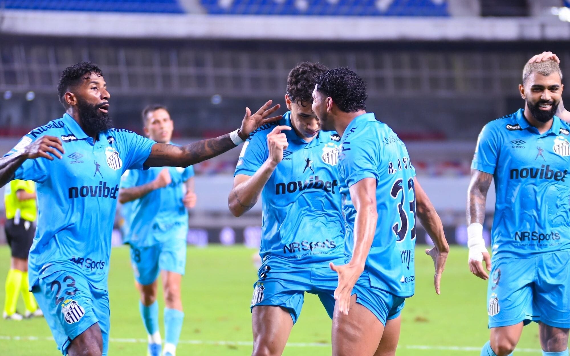 Gabigol decide no fim, Santos vence a quarta seguida e passa o Botafogo na tabela