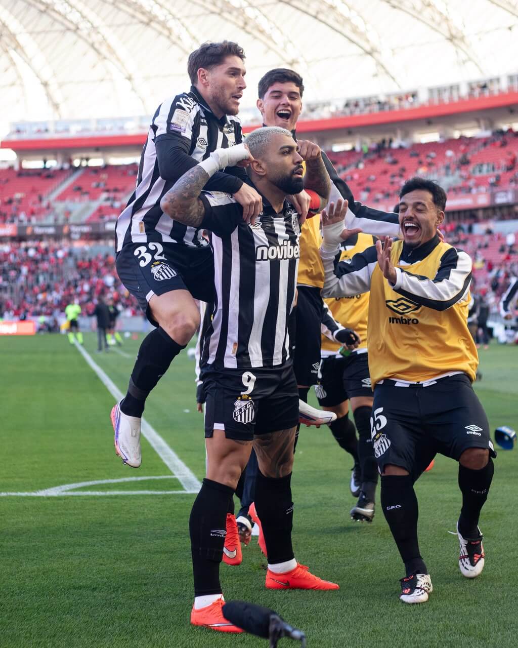 Gabigol faz dois, Santos vence a terceira seguida fora de casa e abre sete pontos para o Z4