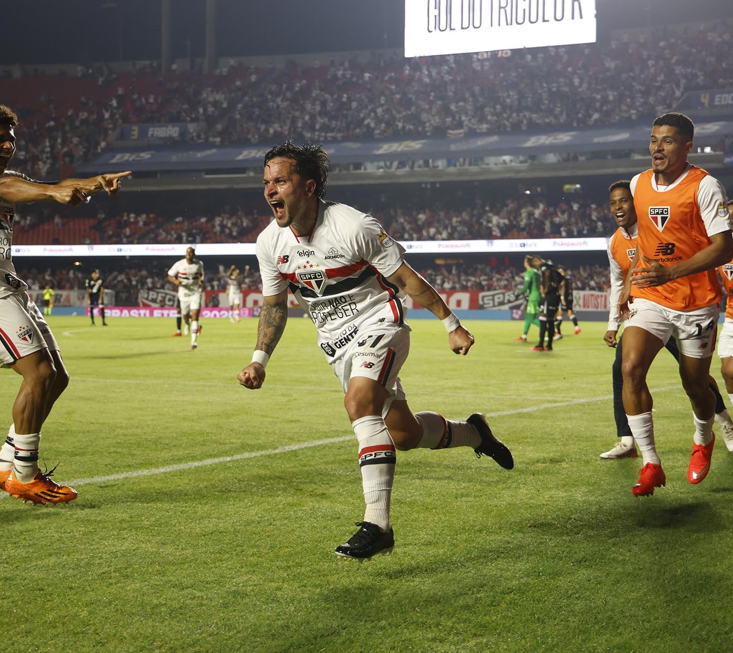 Artur encerra jejum de 13 jogos, São Paulo bate o Vasco e sobe para oitavo