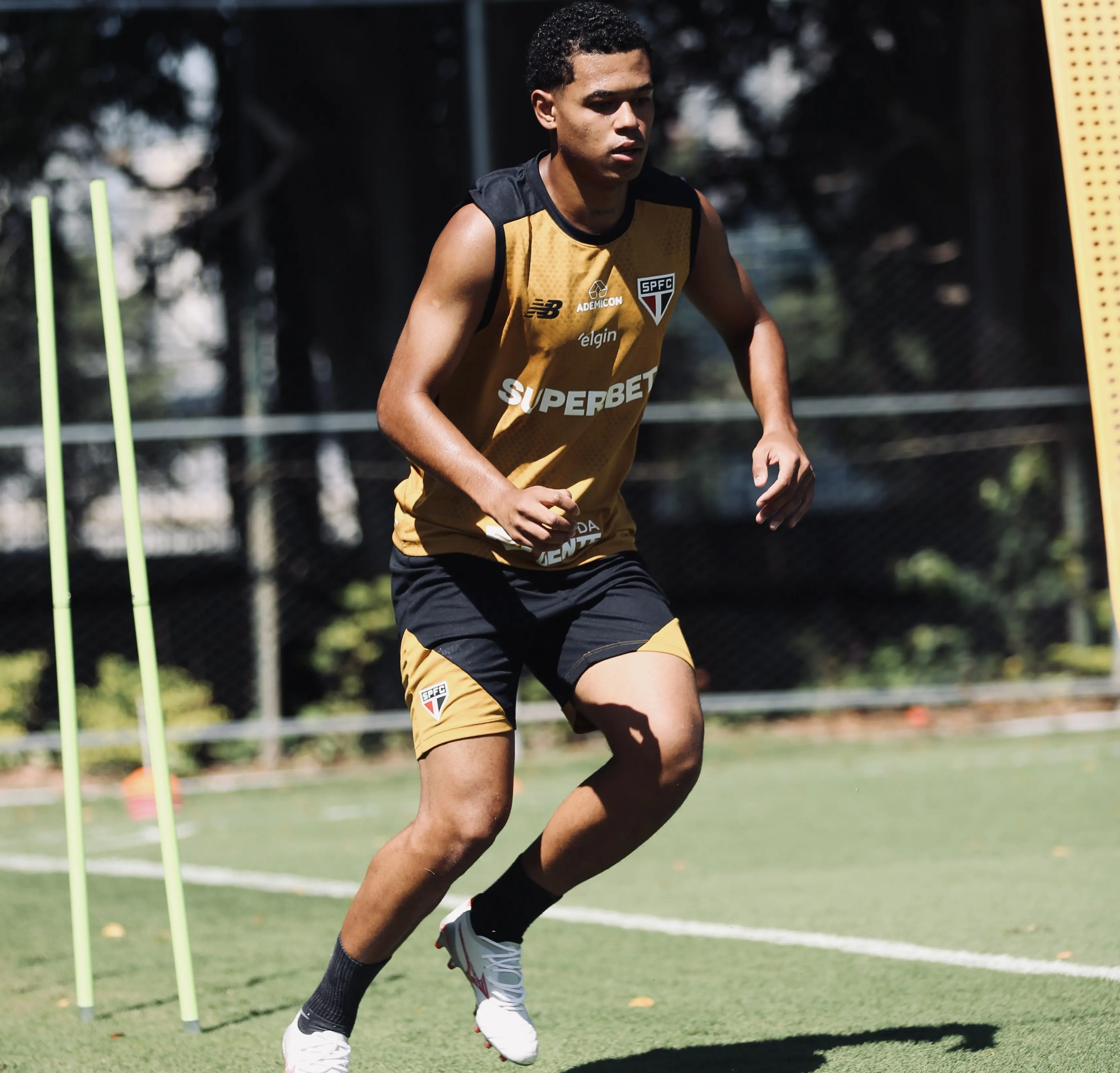 São Paulo empresta Paulinho ao União Torreense e fixa opção de compra de 1,1 milhão de euros