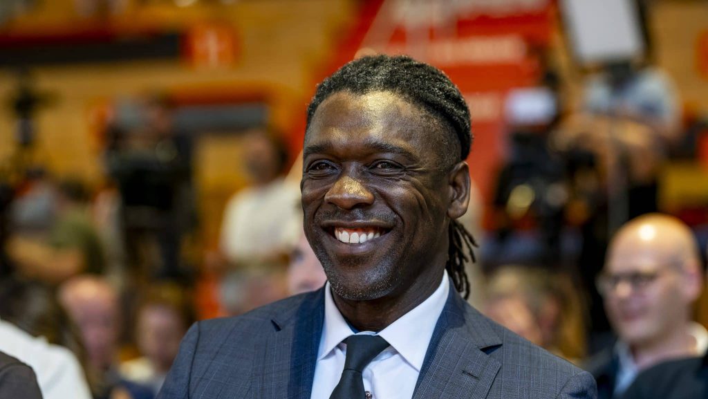 Seedorf assume o Corinthians nesta quarta com auxiliar espanhol e cinco dias para mudar uma série de oito derrotas