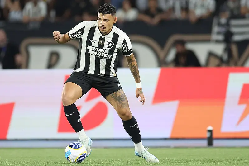Tiquinho Soares volta ao Botafogo aos 35 anos com contrato curto e renovação atrelada a metas