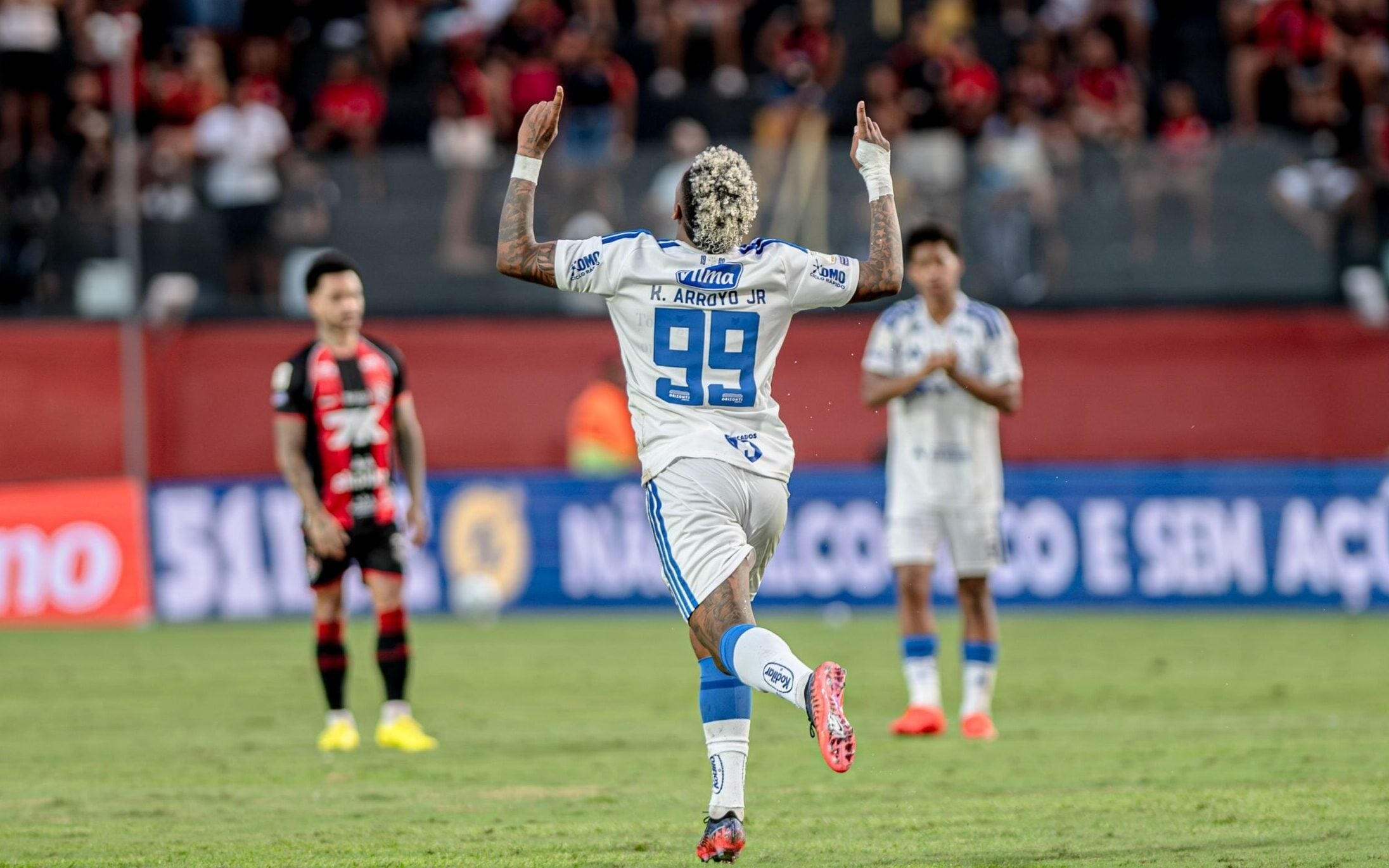 Arroyo vira o jogo no Barradão, o Cruzeiro chega aos 45 pontos e o Vitória vê o Z4 a quatro
