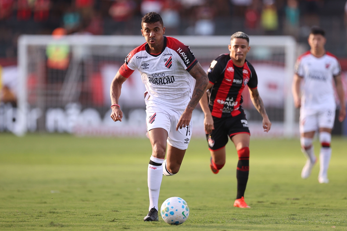 Kayzer marca contra o ex-clube, Vitória empata com o Athletico e segue quatro pontos acima do Z4