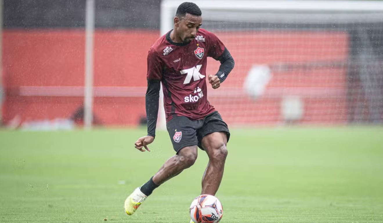 Vitória volta aos treinos com nove desfalques e rescinde com o atacante Lawan