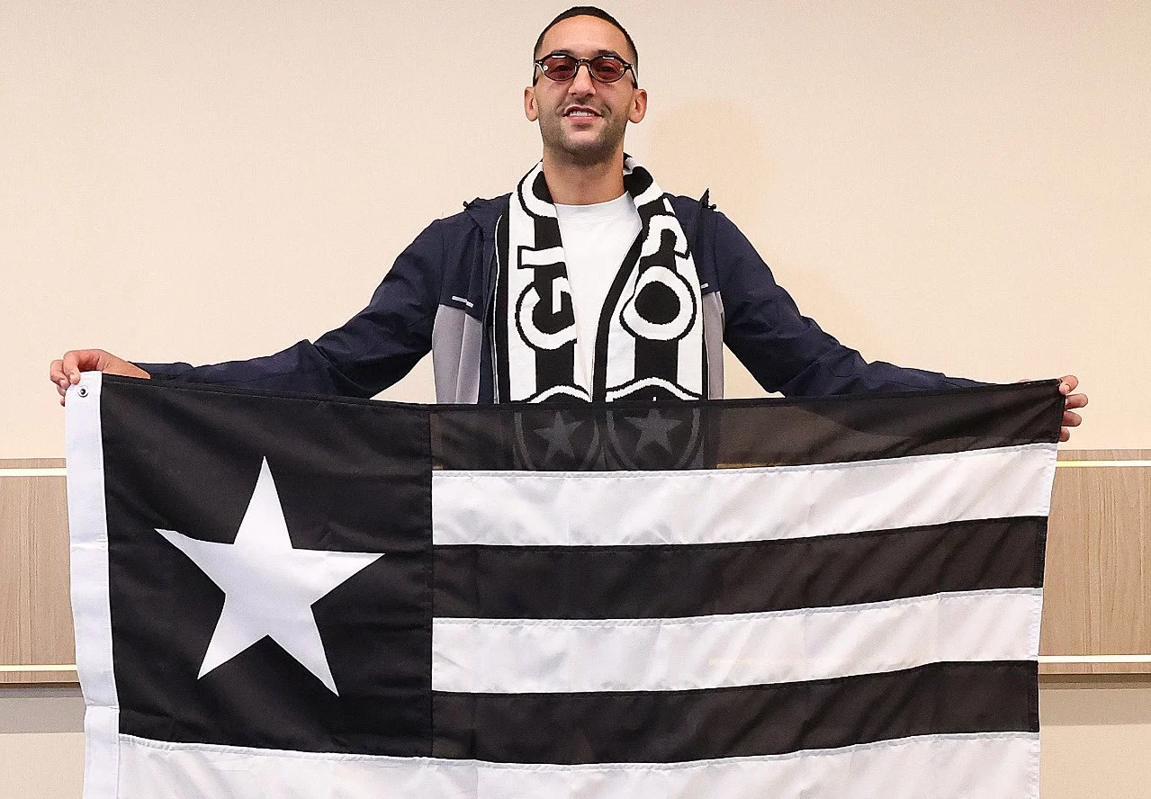 Ziyech desembarca no Rio e assina com o Botafogo até dezembro de 2028